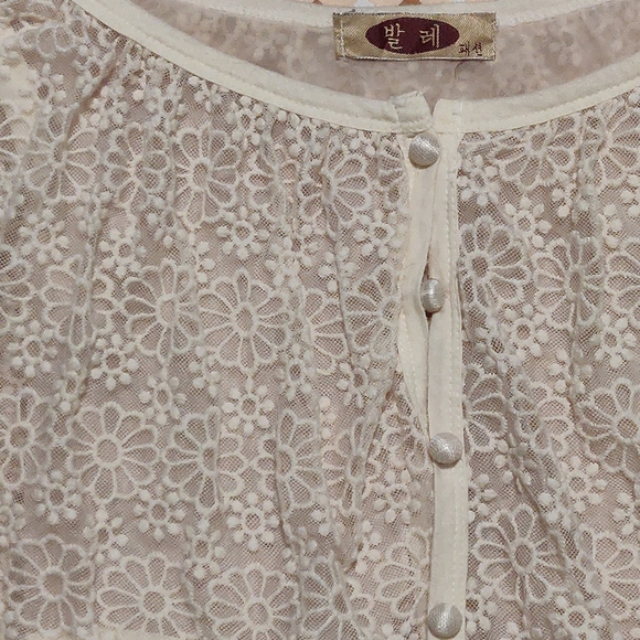 White and Cream lace shawl - Picture 2 of 4